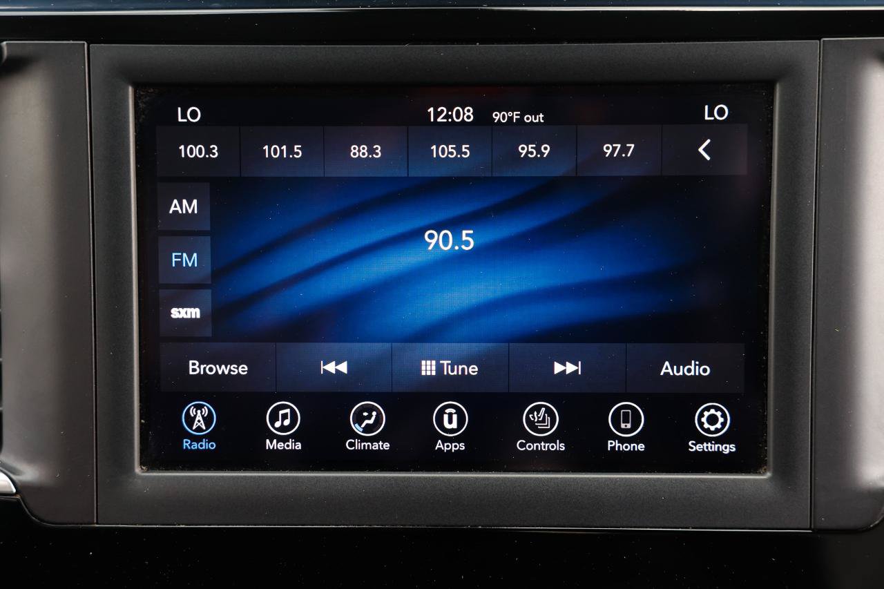 Used 2018 Chrysler Pacifica Touring-L FWD image 33