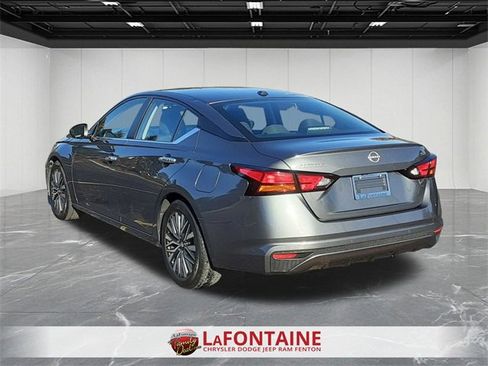 Used 2024 Nissan Altima 2.5 SV image 3