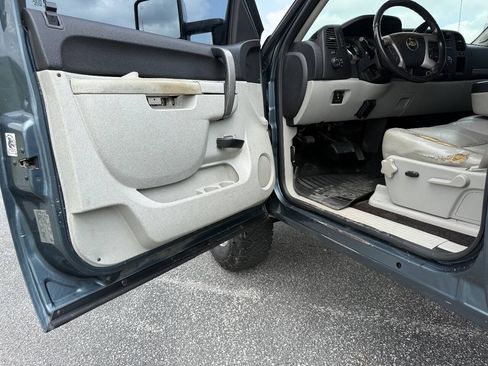 Used 2011 Chevrolet Silverado 2500 LT w/ Interior Plus Package AWD/4WD image 8