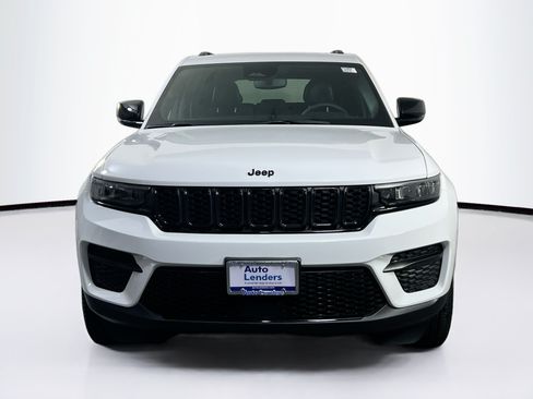 Used 2023 Jeep Grand Cherokee Altitude AWD/4WD image 2