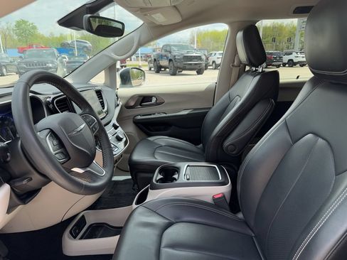 Used 2023 Chrysler Pacifica Touring-L FWD image 50