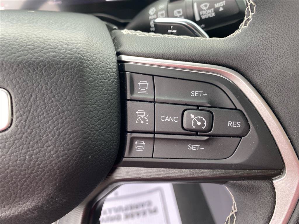 Certified 2025 Jeep Grand Cherokee Laredo AWD/4WD image 15