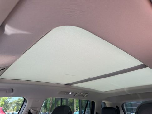 Used 2021 Volkswagen Tiguan SE w/ Panoramic Sunroof Package image 12