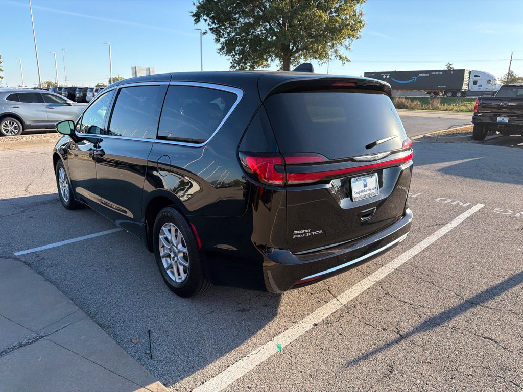 Used 2025 Chrysler Pacifica Select FWD image 5