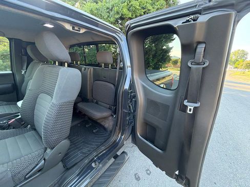 Used 2011 Nissan Frontier SV w/ SV Premium Utility Pkg AWD/4WD image 9