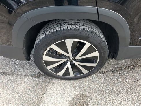 Used 2024 Volkswagen Taos SE image 7