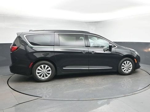 Used 2017 Chrysler Pacifica Touring-L image 8