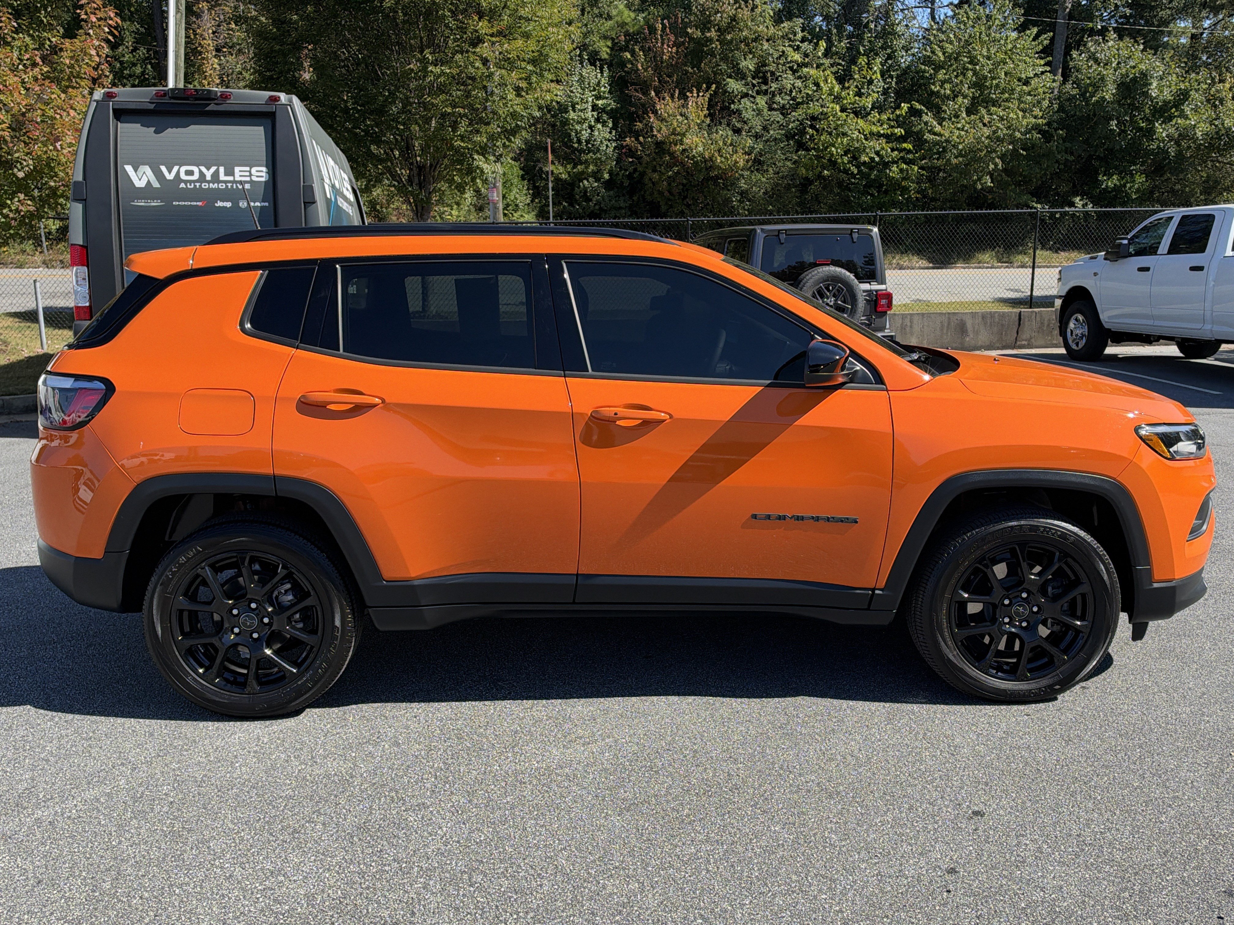 Used 2026 Jeep Compass Latitude AWD/4WD image 9