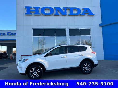 Used 2017 Toyota RAV4 LE image 1