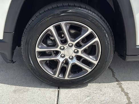 Used 2018 Jeep Compass Latitude w/ Popular Equipment Group FWD image 10