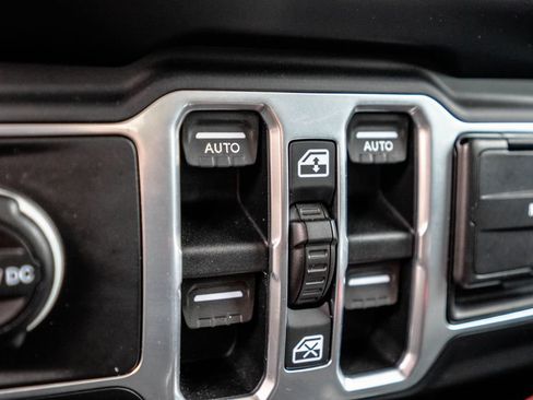 Used 2018 Jeep Wrangler Unlimited Sahara w/ Cold Weather Group AWD/4WD image 32