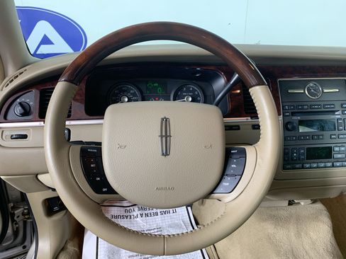 Used 2009 Lincoln Town Car Signature L image 22