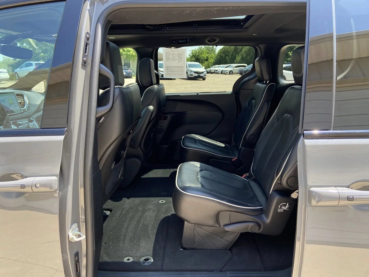 Used 2025 Chrysler Pacifica Limited FWD image 24
