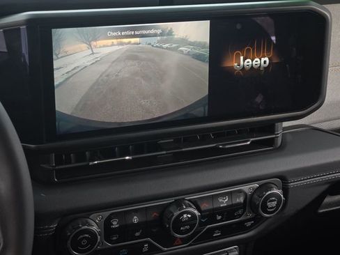 Used 2024 Jeep Wrangler Unlimited Sahara image 21