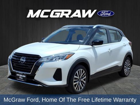 Used 2022 Nissan Kicks SV FWD image 1