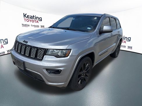 Used 2018 Jeep Grand Cherokee Altitude RWD image 3