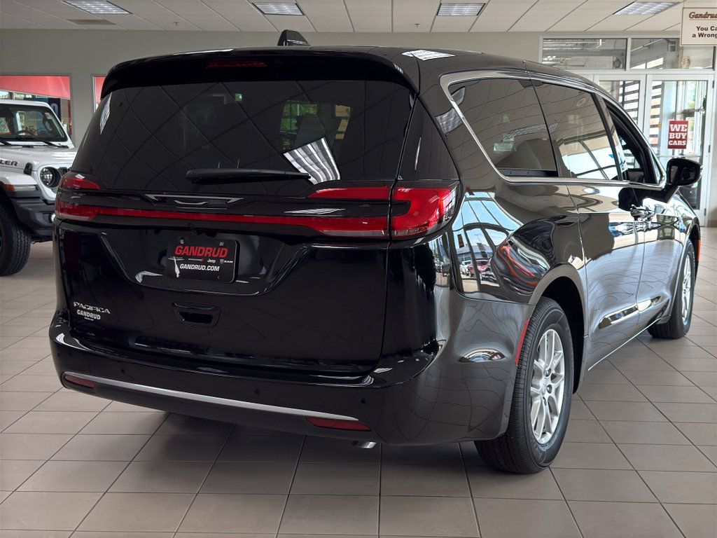 New 2027 Chrysler Pacifica Select FWD image 5