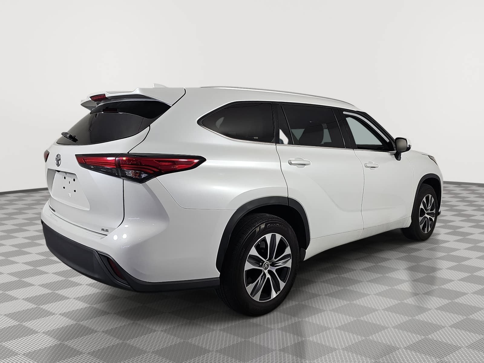 Used 2022 Toyota Highlander XLE FWD image 8