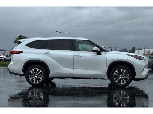 Certified 2023 Toyota Highlander XLE image 3