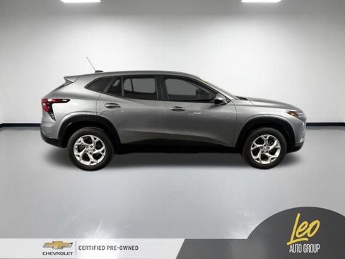 Used 2025 Chevrolet Trax LS w/ LS Convenience Package image 5