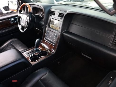 Used 2016 Lincoln Navigator Select RWD image 19