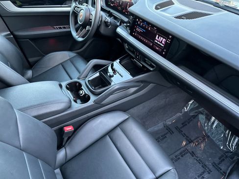 Used 2025 Porsche Cayenne image 17