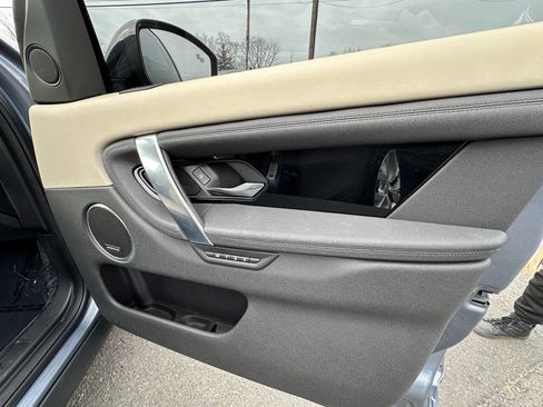 Used 2020 Land Rover Discovery Sport SE image 7