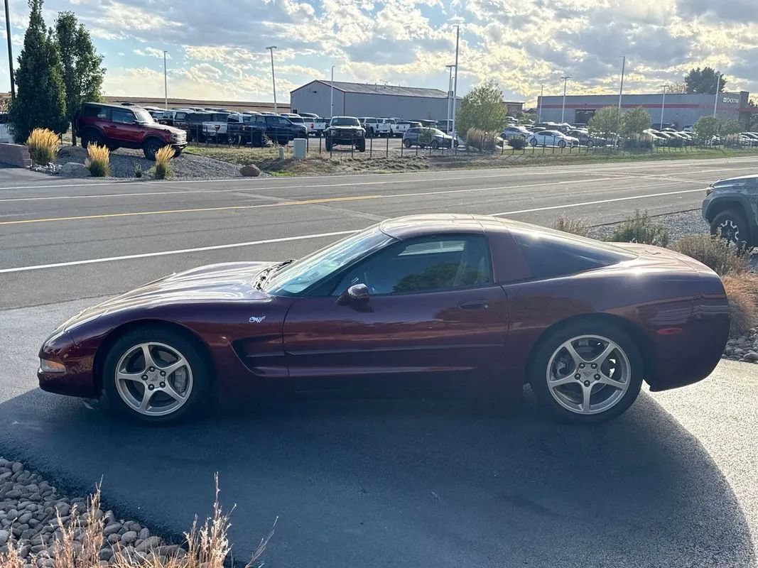 Used 2003 Chevrolet Corvette Coupe w/ Preferred Equipment Group RWD image 19