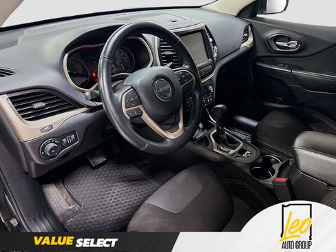 Used 2017 Jeep Cherokee Latitude w/ Cold Weather Group FWD image 9