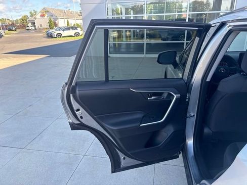 Used 2020 Toyota RAV4 XLE AWD/4WD image 29