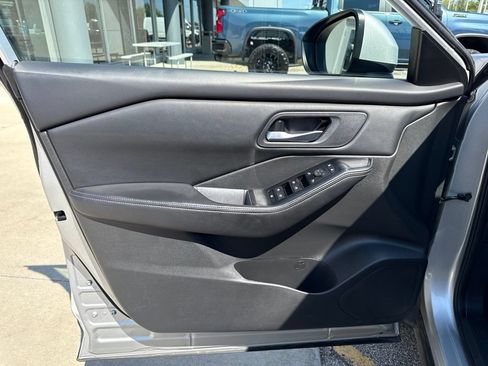 Used 2024 Nissan Rogue SV AWD/4WD image 18