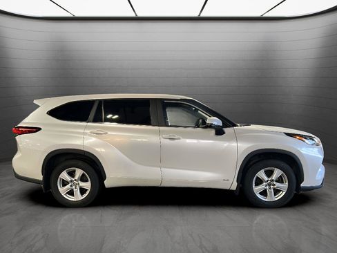 Used 2023 Toyota Highlander LE image 6