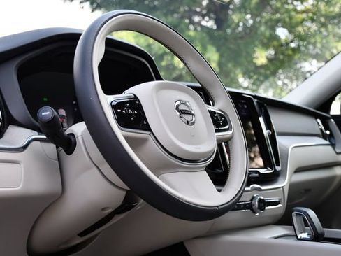 Certified 2024 Volvo XC60 B5 Plus w/ Protection Package Premier AWD/4WD image 12