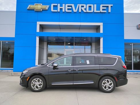 Used 2023 Chrysler Pacifica Limited image 7