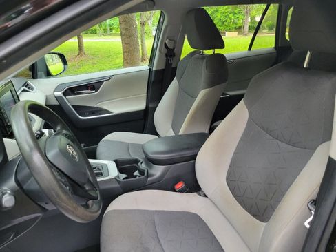 Used 2021 Toyota RAV4 XLE image 16