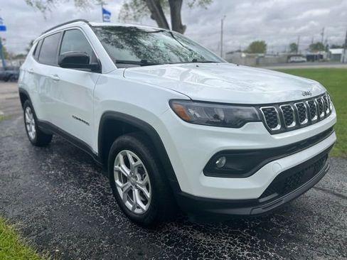 Used 2024 Jeep Compass Latitude AWD/4WD image 2