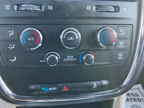 Used 2019 Dodge Grand Caravan SXT image 24