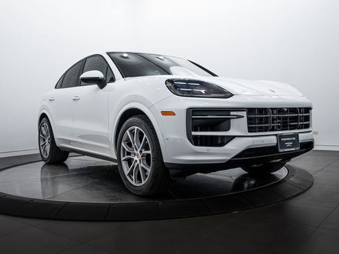 Certified 2025 Porsche Cayenne Coupe image 9