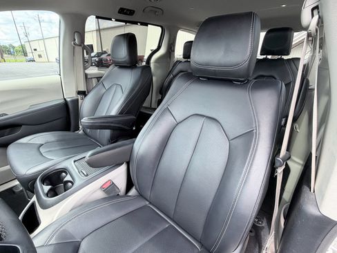 Used 2024 Chrysler Pacifica Touring-L FWD image 21