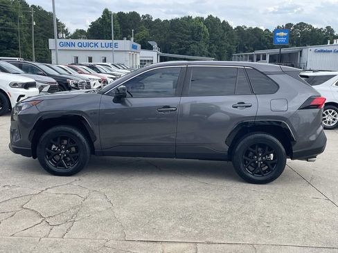 Used 2022 Toyota RAV4 LE FWD image 2