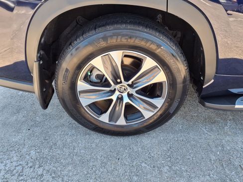 Used 2023 Toyota Highlander XLE FWD image 28
