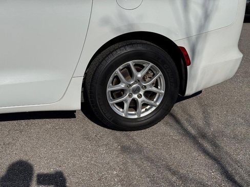 Used 2023 Chrysler Voyager LX image 9