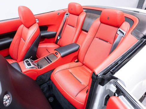 Used 2017 Rolls-Royce Dawn RWD image 26