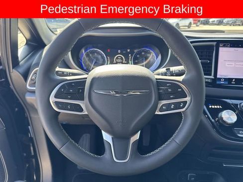 Used 2025 Chrysler Pacifica Select FWD image 11