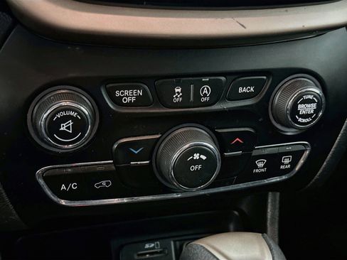 Used 2017 Jeep Cherokee Latitude w/ Safety/Convenience Group AWD/4WD image 23