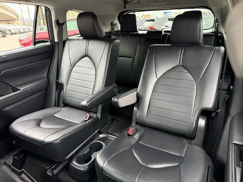 Certified 2024 Toyota Highlander XLE image 30