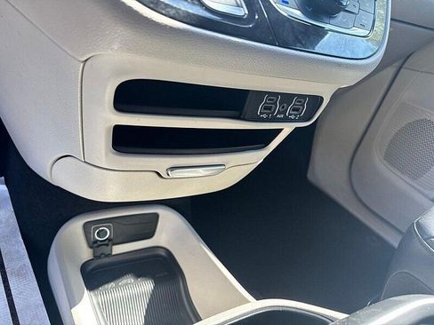 Used 2023 Chrysler Pacifica Touring-L FWD image 33