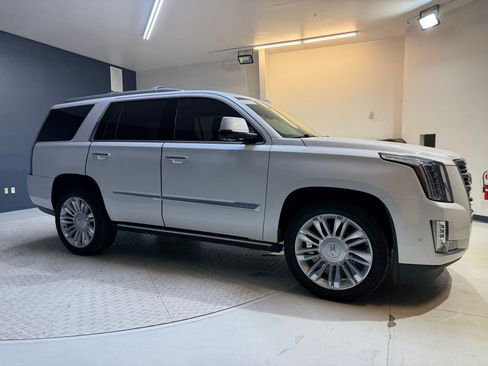 Used 2017 Cadillac Escalade Platinum AWD/4WD image 7