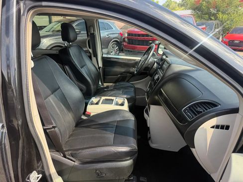 Used 2013 Chrysler Town & Country Touring-L w/ Trailer Tow Group FWD image 38