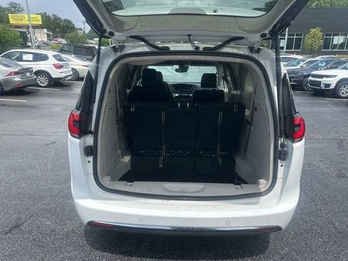 Used 2024 Chrysler Pacifica Limited FWD image 14
